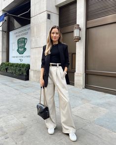 Cream Trousers Outfit, Cream Pants Outfit, Trousers Outfit Casual, Cream Wide Leg Trousers, Kate Hutchins, Wide Pants Outfit, Wide Leg Trousers Outfit