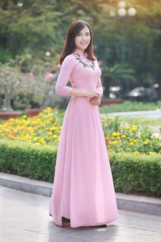 Vietnamese Traditional Dress, Girls Long Dresses, Indian Gowns Dresses, Indian Gowns, Dress Indian Style, Indian Designer Outfits, Designs For Dresses