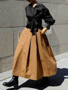 Black Linen Skirt Outfit Summer, Edgy Corporate Fashion, Black A Line Skirt Outfit, T Shirt With Skirt, Minimalist Dressing, Edgy Classic, Balloon Skirt, Leisure Fashion, Modieuze Outfits