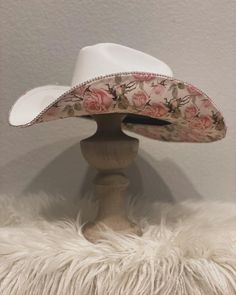 Hand made floral cow boy hat. *There are NO returns or exchanges* These items are custom made to order to the customers liking. We will be in contact throughout the process of making item. Cowboy Hat Womens, Cowboy Hat Customized, Diy Cowboy Hat Decoration, Cowgirl Hat Decorating Ideas, Cowboy Hat Decorations Ideas, Cow Girl Hats, Diy Cowboy Hats, Custom Cowgirl Hats, Painted Cowboy Hats