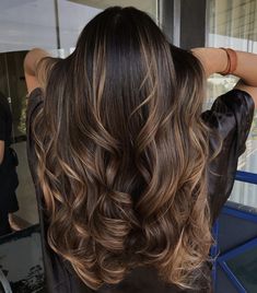 Long Chocolate Brown Hair Balayage, Chic Brunette Hair, Chocolate Hair With Caramel Balayage, Mom Balayage, Brunette Balayage On Black Hair, Haulage Hair, Caramel Hairstyles, Wavy Hair Balayage, Brunettes Balayage