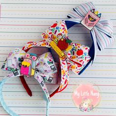 Back to School Shakers Headbands✏️ 📏Bow measure 5.5" inches wide. Grosgrain ribbon headband hair accessory that is sure to please everyone. Beautiful 1.5" wide headbands measure approximately 14 inches end to end. This headband is hand-braided on a non-padded (flat) headband. Embellished with shacker center. THIS LISTING IS FOR ONE (1) WIDTH NON-PADDED HEADBAND Please choose from the options choices listed in the description to place an order for a single-color headband as shown. 🍎Network with Apple 🖍️Royal Blue with Crayons Box 📚Light Blue with Backpack 💖Don't forget to follow us in FB @mylittlenany10 😉Custom orders are welcomed! Contact us! Back To School Headbands, Headbands For Girls, Wide Headbands, Bow Art, Georgetown Tx, Box Light, Ribbon Headbands, Crayon Box, Glitter Hair Bows