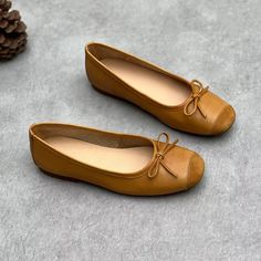 Summer Heels, Casual Flat Shoes, Leather Style, Spring Summer Dress, Casual Flats, Heel Type, Toe Designs, Rubber Heels, Linen Women