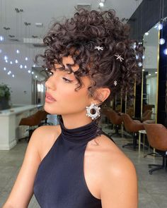 African Wedding Hairstyles, Curly Bridal Hair, Curly Wedding Hair, Curly Updo, Pin Up Hair, Hairdos For Curly Hair, Christmas Hairstyles, Penteado Cabelo Curto