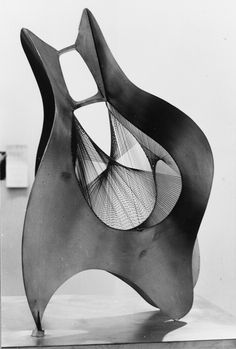 a sculpture is shown in black and white with an abstract design on the front side