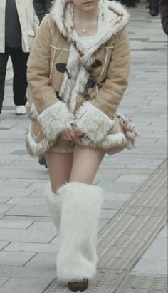 Ugg Outfit Ideas, Winter Footwear, Most Paused Movie Scenes, 일본 패션, Versatile Shoes, Gyaru Fashion, 2000s Fashion Outfits, Winter Fits, Midi Skirts