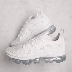 Burgundy Sneakers, Tenis Nike Air, Skor Sneakers, Cushioned Running Shoes, Nike Air Vapormax Plus, Summer Sneakers, Sneakers Mode, Air Vapormax, White Nike