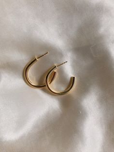 These are THE classic gold hoop. And the perfect gift for her or him, be their style minimalist, modern, or classic. The ultimate accessory for any and every day, and ethically made, there's literally no downside to these beauties. These trendy, lightweight hoops transition seamlessly from day to night AND from day to next-day, an understated hoop that really shines through its simplicity. Handmade to order, these earrings are available in sterling silver, vermeil, or brass. Also available in solid gold options. 2.5cm across pictured. ✉️💌 SUBSCRIBE TO MY  EMAIL LIST TO GET 10% OFF OF YOUR ORDER ! CLICK BELOW 💌✉️ https://mailchi.mp/01678e386d20/elizabeth-leflar-etsy-newsletter 📌 FOLLOW on SOCIAL MEDIA 📌 - www.instagram.com/elizabethleflar - www.facebook.com/elizabethleflardesign - www.p Brass Hoop Earrings, Brass Hoops, Hoop Earrings Gold, Style Minimaliste, Birthday Gift For Her, Classic Gold, Style Minimalist, Perfect Gift For Her, Jewelry Earrings Hoops