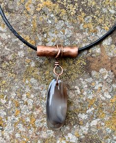 Agate, Copper and Leather Necklace Wire Wrapped Mens Jewelry, Copper Necklace Handmade, Polished Rock Crafts, Rock Jewelry Diy, Stone Jewelry Diy, Leather Necklace Diy, Hammered Copper Jewelry, Wire Clasps, Metal Jewelry Handmade