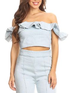 Ripped Fishnets, Cropped Denim Pants, Early Fall Outfits, Denim Trench Coat, Ruffle Crop Top, Blue Crop Tops, Outfits Fall, Current Fashion Trends, Early Fall