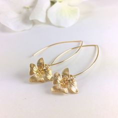 "Gold Orchid Flower Long Dangle Earrings, Floral Drop Earrings, Simple Earrings, Everyday Day Earrings, Wedding Bridal Earrings, Bridesmaid Earrings, Gift for Her Simply and dainty, these earrings are composed of a matte gold/rose gold plated orchid flower dangling from long gold/rose gold tone copper ear wires. Dangle length is 2\" (58mm) from top of ear wire. Flower measures 15x14mm Discount for multiple (3 pair or more) bridal party orders. CUSTOM REQUESTS ARE ALWAYS WELCOMED! ● Would you pre Amethyst Earrings Gold, Drop Earrings Simple, Gold Orchid, Earring Simple, Bridal Wedding Earrings, Hippie Earrings, Earrings Bridesmaid, Long Dangle Earrings, Silver Chain Bracelet