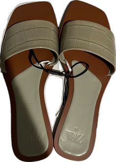 Spring Beach Mules With Ankle Strap, Chic Zara Sandals For Vacation, Zara Ankle Strap Sandals For Beach, Zara Beige Flat Sandals, Beige Flat Sandals By Zara, Zara Beige Sandals For Vacation, Zara Sandals For Spring Day Out, Zara Beach Sandals, Zara Sandals For Beach In Summer