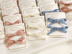 there are many different types of bows on the table for guests to take home from