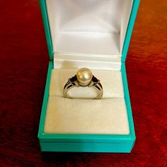 Vintage 14kt White Gold And Pearl Ring. This Is Stamped 14k And Is Real Gold. The Ring Has A Large Center Pearl And Each Side Is Accented By A Dark Red Prong Set Gemstone. The Band Does Have Some Light Scratches From Wear. Ring Size 7, Pearl Ring, Real Gold, Red Gold, Dark Red, Prong Setting, Red And White, Ring Size, White Gold