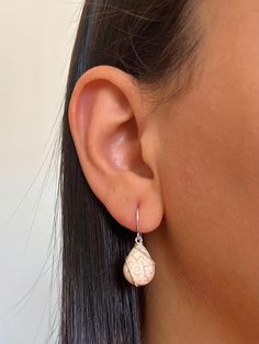 Add a touch of elegance to your everyday look with these beige teardrop basic earrings, handcrafted with delicate gold or silver details. These versatile earrings are the perfect addition to any jewelry collection, effortlessly complementing any outfit, from casual daywear to evening ensembles. Why You'll Love Them: - The beige teardrop beads paired with gold or silver accents create a timeless and sophisticated look. - Versatile Style, ideal for any occasion, whether you're dressing up for a sp Minimalist Rose Gold Teardrop Earrings, Elegant Adjustable Wire Wrapped Teardrop Earrings, Sterling Silver Rose Gold Teardrop Earrings, Rose Gold Sterling Silver Teardrop Earrings, Beige Drop Earrings With Ear Wire, Everyday Silver Teardrop Wrap Earrings, Handmade White Sterling Silver Teardrop Earrings, Beige Drop Earrings Jewelry For Gift, Beige Drop Earrings For Gift