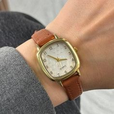 Technical specifications: ➡ Movement: Quartz ➡ Case Material: Gold colour Stainless Stell ➡ Dial : White with gold-tone markers ➡ Band: Brown Leather Strap ➡ Case Shape: Oval ➡ Display: Analog ➡ Case Diamensions: 25*25 mm ➡ Crystal: Mineral glass ➡ Packaging and Shipping: ✈ Free Shipping Hey, style seeker! Ready to elevate your wrist game? Say hello to our Vintage Faux Leather Strap Women's Wrist Watch, where timeless elegance meets contemporary chic. Picture this: a gleaming gold-toned case, a Minimalist Gold Watch With Adjustable Fit, Minimalist Adjustable Gold Watches, Gold Minimalist Analog Watch, Minimalist Gold Watch With Leather Strap, Gold Minimalist Analog Watch Accessories, Gold Minimalist Watches, Gold Watch With Leather Strap As Gift, Gold Watch Accessories With Analog Display For Gift, Wrist Watch Women