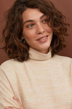 Those days when all the coolest styles were only for straight hair are over. Here are some fun and trendy ideas and inspiration for curly hair...just don't cut it yourself gurl. ✨ Fringe Haircuts, Aesthetic Hairstyles, Shaved Side Hairstyles, Long Face Hairstyles, Curly Haircuts, Simple Hairstyles, Japanese Hairstyle, Wild Hair, Short Wavy Hair