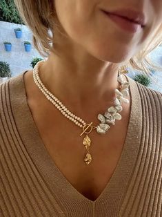 White keshi pearls necklace with golden leaves charms image 6 Trendy Pearl Jewelry, Pearls And Gold Necklace, Golden Necklace Design, Beaded Jewelry Inspiration, Interesting Jewelry, Keshi Pearl Necklace, Rice Pearls, Pearl Charm Necklace, Handmade Beaded Necklace