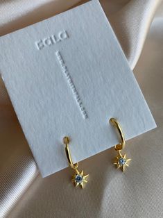 14K Gold plated 925 Sterling Silver Star hoop earrings. Minimalist style. Everyday jewelry made with love. DETAILS * 14K Gold Plated * 925 Sterling Silver * AAA Cubic Zirconia Stone * Lead Free and Nickel Free MEASURES Hoop Diameter: 16mm (1.6cm) Charm Size:10mm (1cm) PACKAGE: All jewelry comes in beautiful packaging, gift ready. ABOUT FALA All our work is made with love in Santa Monica, California. We love our customers and will make sure you're well taken care of. ENTER OUR SHOP HERE for more Star Hoop Earrings, Gold Star Earrings, Earrings Star, Hoop Charms, Hoop Earrings Gold, Earrings Minimalist, Fabulous Jewelry, Huggie Earrings, Gold Star