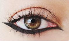 Makeup Trend Alert: Upside-Down Cat Eyes!  Upside-Down Cat Eyes are such a cool look that's great for accentuating smaller eyes. #Makeup #Trends #Trend_Alert #Upside_Down  #Cat_Eyes Eyeliner Shapes, Eyeliner Styles, Cat Eye Makeup, Beauty Make-up, Winged Liner, Eyeliner Tutorial