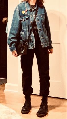 Grunge Outfits Denim Jacket, Alt Jean Jacket Outfit, All Black Outfit With Jean Jacket, Grunge Jean Jacket Outfit, Emo Winter Outfits Grunge, Battle Jacket Outfit, Jean Jacket Fall Outfits, Professional Grunge Outfits, Grunge Fall Fashion