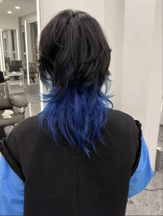 Blue And Black Wolfcut, Jelly Fish Haircut Short Hair, Blue Shag Haircut, Blue Black Wolfcut, Wolfcut With Blue Highlights, Wolfcut Blue Hair, Partial Blue Hair, Jellyfish Bob Haircut, Jelly Fish Haircut Curly Hair