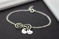 Personalized infinity Bracelet .Initials Silver Heart Double Infinity Bracelet Double Infinity, Bracelet Love, Sister Wife, Etsy Bridesmaid Gifts, Mom And Sister, Silver Jewelry Handmade, Love Mom, Pin Board, Etsy Handmade