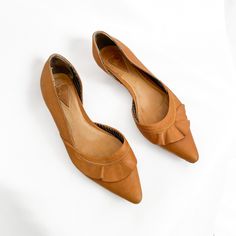 Romantic & retro preppy butter almond leather pointed toe kitten heels are the perfect sultry chic shoe to dress up any casual or date night fit. Made in Thailand these dreamy flats feature a dramatic exaggerated pointed toe with asymmetric wavy ruffle hem with contrast gold topstitching. Timeless easy to walk in unique ultra low capped heels that looks great style with a dress or peeking out under a pair of ultra long wide leg jeans! FIT  7 Heel 1"  BRAND Unknown STYLING perfect for layering wi Chic Fall Ballet Flats With Leather Sole, Classic Flat Court Shoes For Spring, Pointed Toe Leather Sole Flats For Office, Office Pointed Toe Flats With Low Heel, Brown Pointed Toe Court Shoes For Spring, Chic Formal Flats For Fall, Spring Party Flat Court Shoes, Brown Pointed Toe Flats With Low Heel For Fall, Brown Pointed Toe Flats For Fall With Low Heel