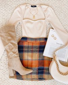 Caramel Leather Skirt Outfit, Cute Fall Brunch Outfits, Hosting Outfits Restaurant, Apple Festival Outfit, Womens Fall 2024 Fashion, Fall Brunch Aesthetic, Apple Outfit Aesthetic, Fall Brunch Outfit Ideas, Cute Short Skirt Outfits