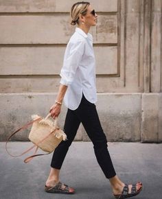 Minimalist Moda, Birkenstock Outfit, How To Look Expensive, Woman Walking, Look Expensive, Effortless Outfit, 가을 패션