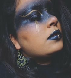 Black And Gold Editorial Makeup, Black And Gold Halloween Makeup, Gold Witch Makeup, Gold Tears Makeup, Black Fae Day, Gold Tears, Fae Court, Alt Hippie, Faun Costume