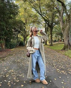 sleek & sophisticated fall outfit inspo 2024 #coolsunglasses Stile Blair Waldorf, Adrette Outfits, Fest Outfits, Trench Coat Outfit, London Outfit, Uni Outfits