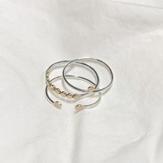 Anillo Holly - Anillos apilables con cuentas - Anillo lleno de oro de 14k - Anillo de plata de ley 925 - Anillo delicado - Bandas de anillos apilables - Amaná Penina Descripción Este moderno anillo apilable minimalista es un excelente conjunto y funciona bien como joyería de todos los días. Los Everyday Rings Silver, Beaded Stacking Rings, Ring Bands, Ring Making, Zierlicher Ring, How To Make Rings