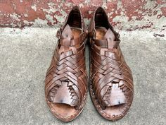 "DESCRIPTION: HUARACHE TAMAZULA PIHUAMO RETRO VINTAGE COLOR BROWN ACME'' SIZE AVALAIBLE: VARIOUS SIZES   (see our available sizes in above of our main ad)  CHART MEN USA - MEX SIZES:USA 5 -5.5 (MEX 23),USA 6 -6.5 (MEX 24),USA 7 -7.5 (MEX 25), USA 8 - 8.5 (MEX 26), USA 9 - 9.5 (MEX 27), USA 10 - 10.5 (MEX 28), USA 11 - 11.5 (MEX 29), USA 12 - 12.5 (MEX 30), USA 13 -3.5 (MEX 31).       IMPORTANT: If you wear half size shoes, we recommend going down a half size, FOR EXAMPLE if you are a size 9.5, w Vintage Closed Toe Huarache Sandals For Summer, Vintage Summer Huarache Sandals With Round Toe, Vintage Huarache Sandals With Round Toe For Beach, Vintage Huaraches With Round Toe For Summer, Vintage Round Toe Huaraches For Summer, Vintage Leather Huarache Sandals For Summer, Vintage Leather Huaraches For Summer, Western Style Closed Toe Summer Sandals, Western Closed Toe Sandals For Summer