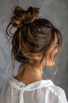 A casual, messy bun in sunkissed brunette, accented with bright, glistening honey highlights for a playful, spirited finish. Sunkissed Brunette Hair, Sunkissed Brunette, Brunette Hair Ideas, Brown Hair Inspiration, Honey Brown Hair, Brunette Balayage Hair, Highlights Brown Hair, Balayage Brunette, Sleek Hairstyles