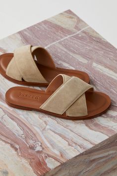 Leather Chappals, Suede Shoe Style, Best Summer Shoes, Stylish Travel Bag, Leather Slippers For Men, Women Slippers Fashion, Fashion Shoes Sandals, Shoes Outfit Fashion