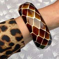 1980's Fat Round Plastic Bangle, Brown Geometric pattern measurement: Internal diameter 65 mm Wide: 25mm More brown bangles: 🤎https://juicyfruitbrooches.etsy.com/nl/listing/1523008645/vintage-1980s-bangle-navajo-style 🤎 https://juicyfruitbrooches.etsy.com/nl/listing/1318228451/brown-vintage-bangles-set-of-3-leopard Plastic Bangles, Navajo Style, Geometric Bracelet, Fruit Jewelry, Chunky Bracelet, Vintage Bangles, Chunky Bracelets, Juicy Fruit, Retro Jewelry