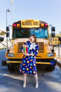 Magic School Bus Costume, Mrs Frizzle Costume, School Bus Costume, Ms Frizzle Costume, Frizzle Costume, Halloween Diy Costume, Feminine Style Girly, Planet Dresses, Charleston Fashion