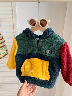 Multicolor  Collar manga larga Tela tejida Color combinado,Letras Media solapa Embellished Estiramiento medio Winter Baby Boy, Boys Sweatshirts, Hoodie Pullover, Baby Winter, Boys Casual, Kids Sleepwear, Boys Clothing, Maternity Bag, Long Sleeve Knit