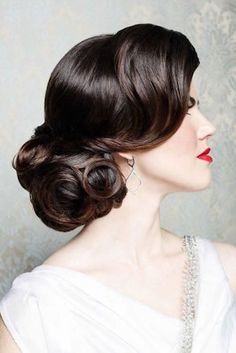 Coiffure mariage vintage et rétro - inspirations et conseils - mariee.fr Vintage Wedding Hairstyles, Gatsby Hair, Summer Wedding Hairstyles, Wedding Hair Side, Wedding Hairstyles Bride, Vintage Wedding Hair, Best Wedding Hairstyles, Trendy Wedding Hairstyles