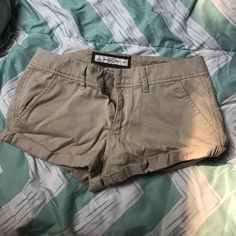 Brand New Never Worn Summer Cotton Bottoms In Neutral Color, Summer Cotton Shorts In Neutral Color, Neutral Cotton Summer Shorts, Casual Neutral Cotton Shorts, Beige Mid-rise Shorts With Pockets, Mid-rise Beige Shorts With Pockets, Neutral Cotton Shorts, Beige Mid-rise Casual Shorts, Casual Mid-rise Beige Shorts