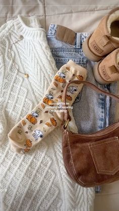 Cute Warm Boots, Fall Esencials, Fall Semester Outfits, Comfy Fall Shoes, Fall Must Haves 2024, Travel Outfit Fall, Winter Purse, Fall Wishlist, Fall Must Haves