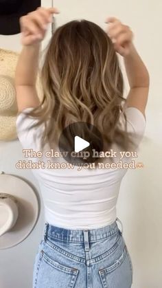 WIMBERLY’S | BEAUTY BAR on Instagram: "The claw clip hack you didn’t know you needed🫶🏼 credit @karlyporter1   #hairstylist #hairtutorial #hairtransformation #trendingreels #trending #explorepage #viralvideos #viralreels" Claw Clip Hairstyles For Short Thick Hair, Shoulder Length Hair Claw Clip, Medium Hair Claw Clip Styles, How To Wear A Claw Clip, Hair Styles With Claw Clip, Half Up Half Down Hair Claw Clip, Claw Clip Hairstyles Medium Hair, Claw Clip Hairstyles Short Hair, Updos Casual