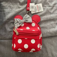 a minnie mouse purse with a bow on it