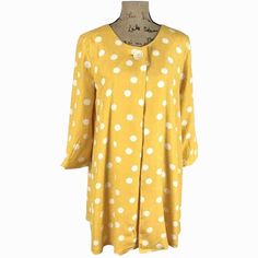 Geary Roark Kamisato Vintage Duster Kimono Jacket Button Up Yellow. Yellow with large white polka dots. Open front with large pearlized button at the neckline. Rounded flat neckline with no collar. Full 3/4 sleeves fit loosely. Fully lined.
Gently used. No flaws.
Fabric: Rayon
Measurements flat: Size 6
Shoulder at seam 16"
Chest (approx) 20"
Length 32"
:203
0.10 Casual Half Sleeve Spring Outerwear, Casual Half-sleeve Spring Outerwear, Casual Half Sleeve Outerwear For Spring, Casual Half Sleeve Fall Outerwear, Casual Spring Outerwear With Half Sleeves, Casual Outerwear With 3/4 Sleeve For Day Out, Casual 3/4 Sleeve Outerwear For Day Out, 3/4 Sleeve Cardigan For Spring Day Out, 3/4 Sleeve Cardigan For Day Out In Spring