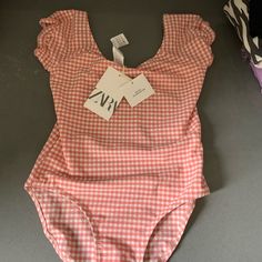 Adorable Light Orange And White Checked Print With Small Ruffles On The Cap Sleeves. Cute Tankini Bathing Suits, Zara Swimsuit, Tankini Bathing Suits, Americana Outfits, Peplum Swimsuit, Modest Bathing Suit, Halter Top Bathing Suits, Swimsuit Inspo, Greece Trip