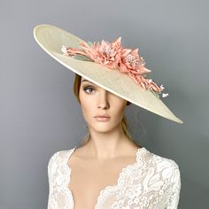 Elegante off White - Plumas de marfil y melocotón Kentucky derby sombrero de paja para mujer. Este sombrero de fascinación crema está adornado con una impresionante montura de plumas y hermosas flores de seda. Es un sombrero perfecto para bodas, carreras de caballos Royal Ascot, cócteles, derby... Está montado sobre una diadema delgada (con extremos de silicona para evitar un dolor de cabeza) y un peine pequeño. Si quieres, puedes elegir el lado de la cabeza donde te gusta usar el fascinador, so Kate Middleton Hats, Rachel Trevor Morgan, Occasion Hats, Couture Hats, Ascot Hats, Hat Fascinator, Crazy Hats, Elegant Hats, Kentucky Derby Hats