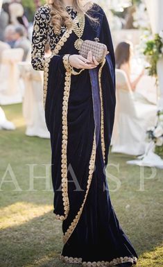 Sarries Design, Pakistani Saree Designs, Party Outfit Ideas For Women, Unique Saree, Velvet Saree, Party Outfit Ideas, Saree Wearing Styles, Velvet Dress Designs