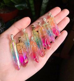 ~ Pretty Aura Quartz Colored Crystal Necklaces ~• These pretties are only $39 each with free shipping and comes with a 16” chain!• A cute and simple style wrap that flows perfectly together🌈• I have 5 of each colors available.(3 wrapped in silver and 2 wrapped in bronze wire of each color)- Tri Color of Pink/Blue/GreenAnd the other color is - Orange/Pink• The size of these beauties are between 1 3/4” - 2 1/2” tall ☺️•• Free gift with every order🌈🌷Thank you for supporting this small business!✨ Pretty Aura, Necklaces Simple, Blue Aura, Wire Wrapped Jewelry Diy, Color Quartz, Orange Crystals, Gemstone Meanings, Quartz Colors, Aura Colors