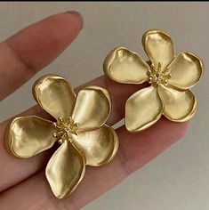 Retro French Style Metal Flower Earrings, Exaggerated And Luxurious High-End Design Elegant Ear Studs Alloy Earrings, Flower Stud Earrings, Jewelry Lookbook, Flower Stud, Watches Women Fashion, Flower Earrings Studs, Metal Flowers, Flower Studs, Jewelry Inspo